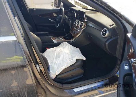 2018 Mercedes-Benz C 300 z USA, uszkodzony, nr VIN 55SWF4JB1JU271523